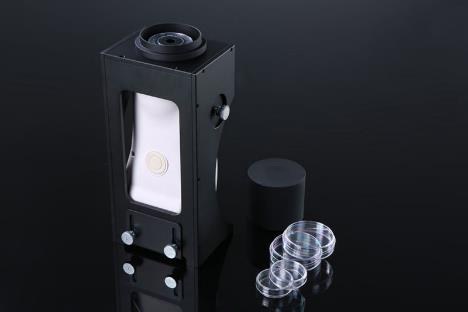 Closed measuring chamber shields the sample from ambient light